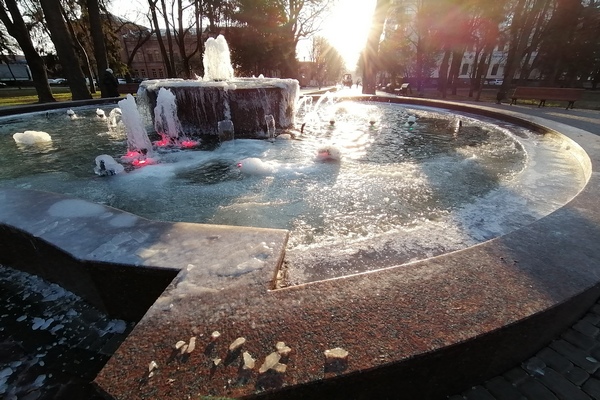 Светодинамический фонтан в Круглом сквере Брянске превратился в груду льда