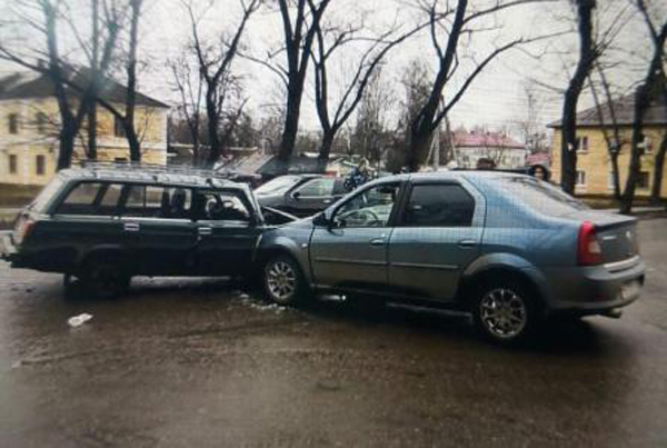 Пассажир ВАЗа получил травмы при столкновении с «Рено» в Брянске