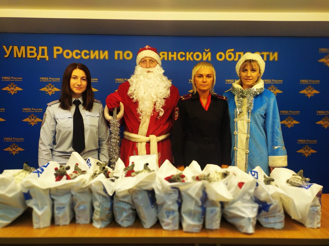 Полицейский Дед Мороз поздравил брянские семьи