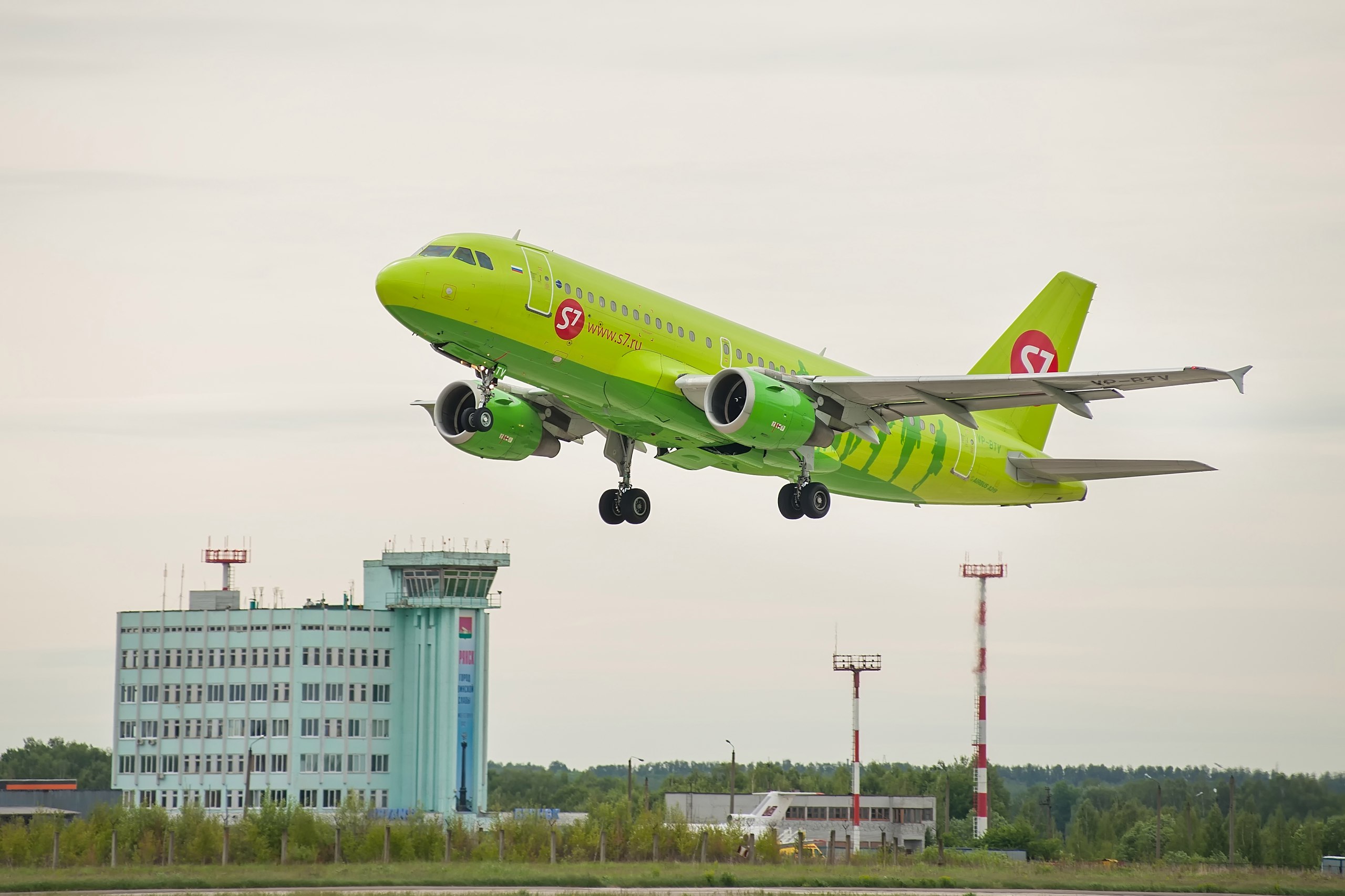 Самолет плюс отзывы. Брянский аэропорт s7. S7 Airlines аэропорт Брянск. S7 Airlines самолеты Москва Санкт-Петербург. Самолет s7 Брянск.