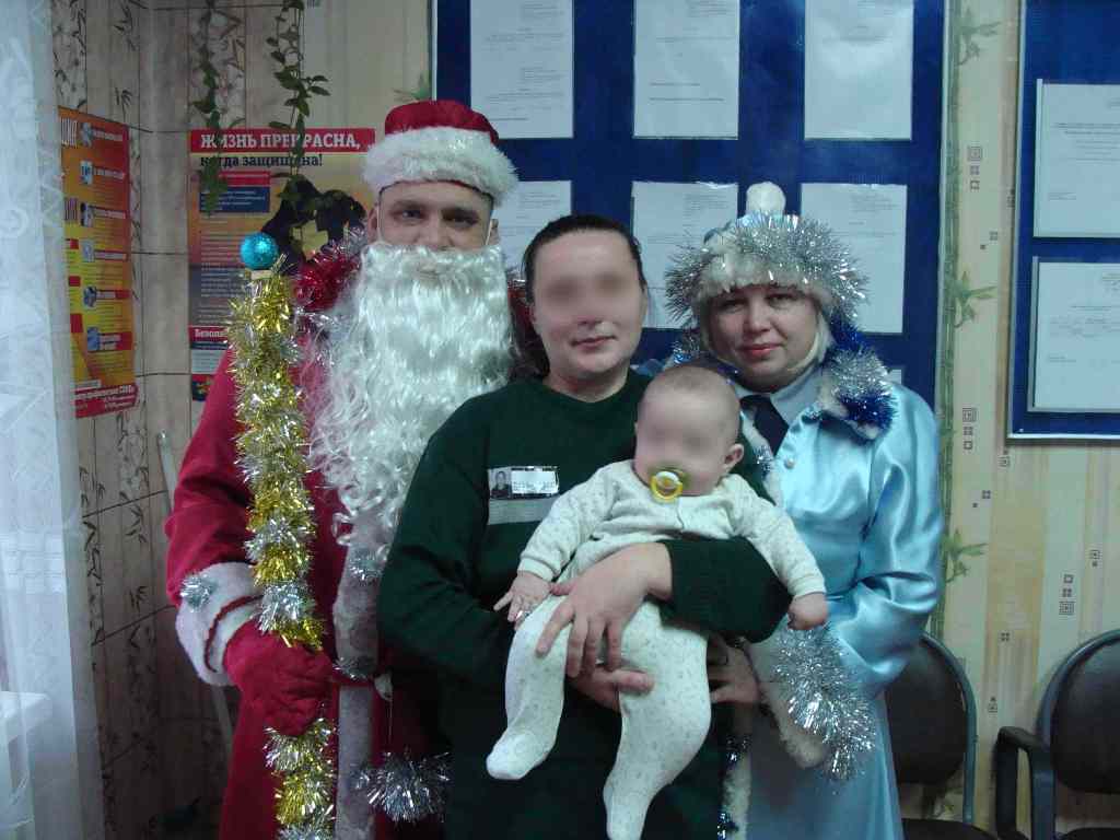 В Брянской области Дед Мороз пришел к малышу даже в колонию