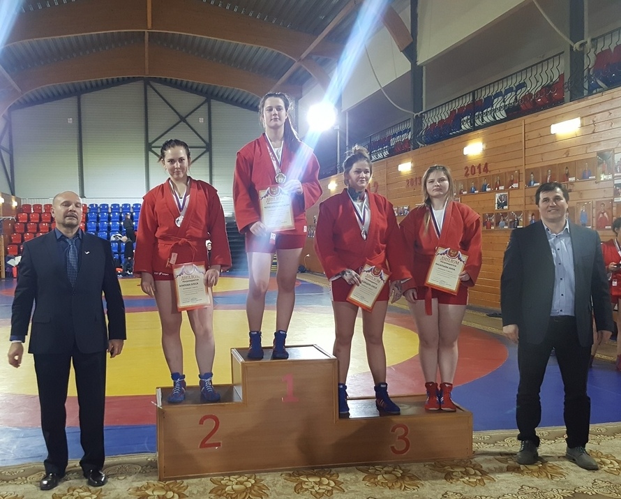 Клинчанка Анастасия Черненок взяла золото на соревнованиях ЦФО по самбо