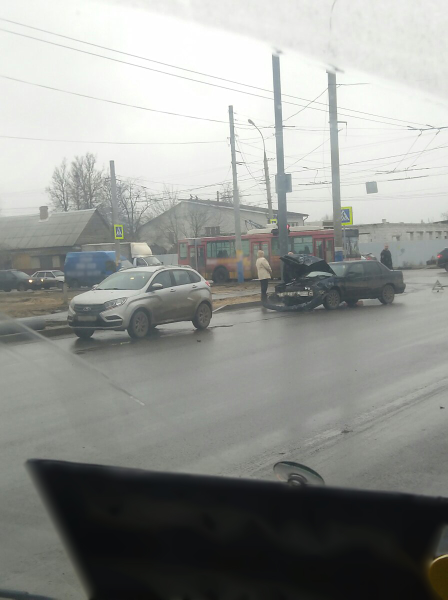 На Литейной в Брянске столкнулись два авто