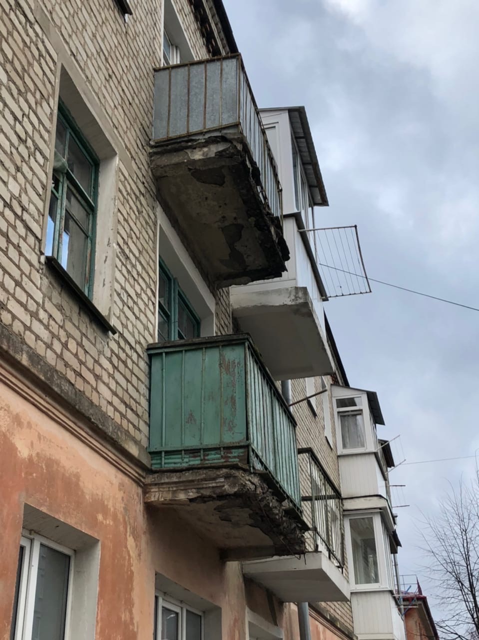 Клинчане боятся ходить под балконами – бетон уже сыплется на пешеходную часть