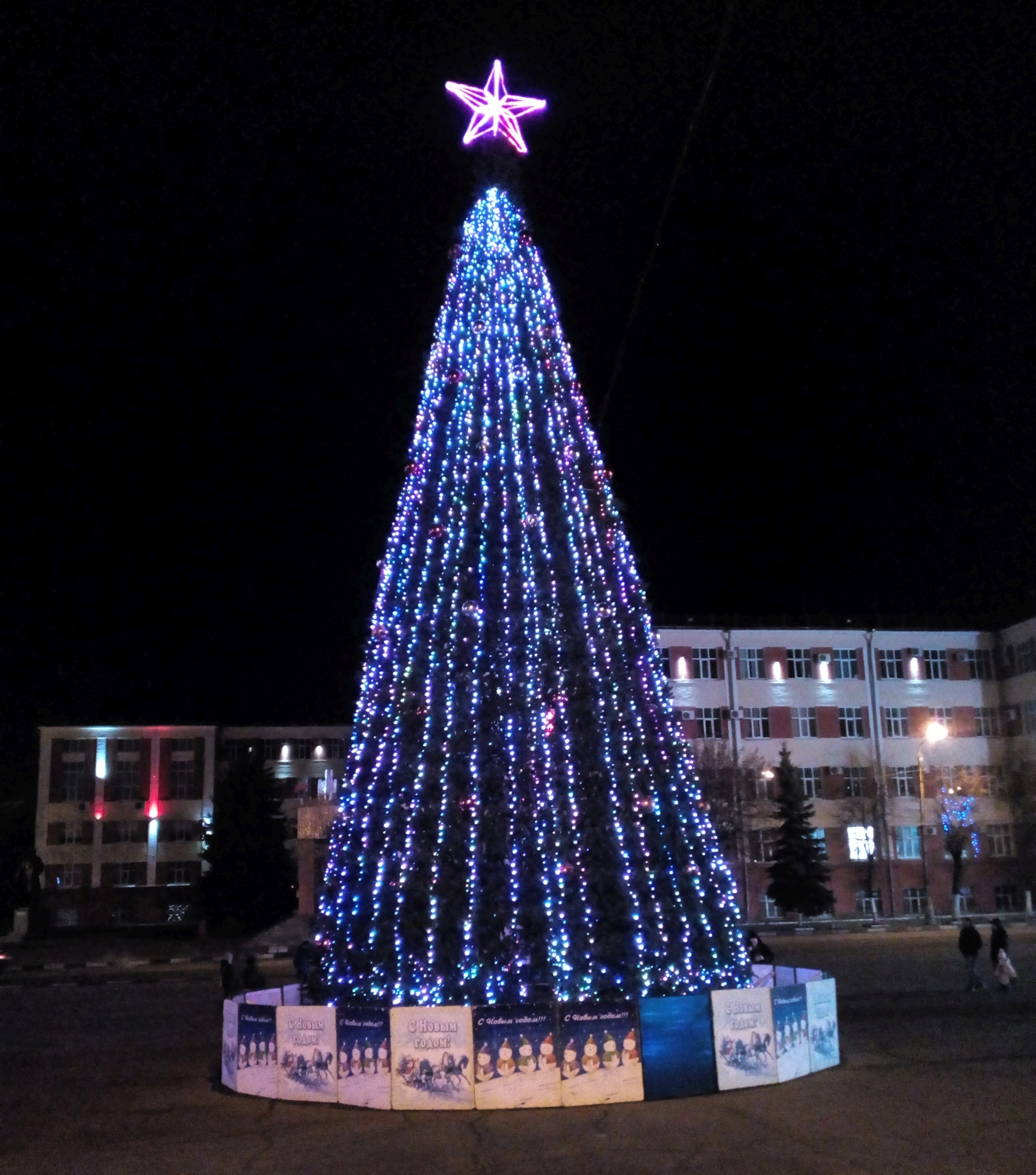 Клинцовская ёлка на площади засияла новогодними огнями
