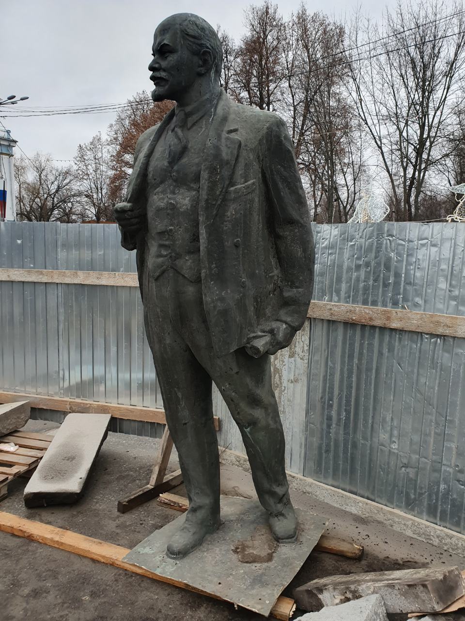 В Брянске демонтировали памятник Ленину