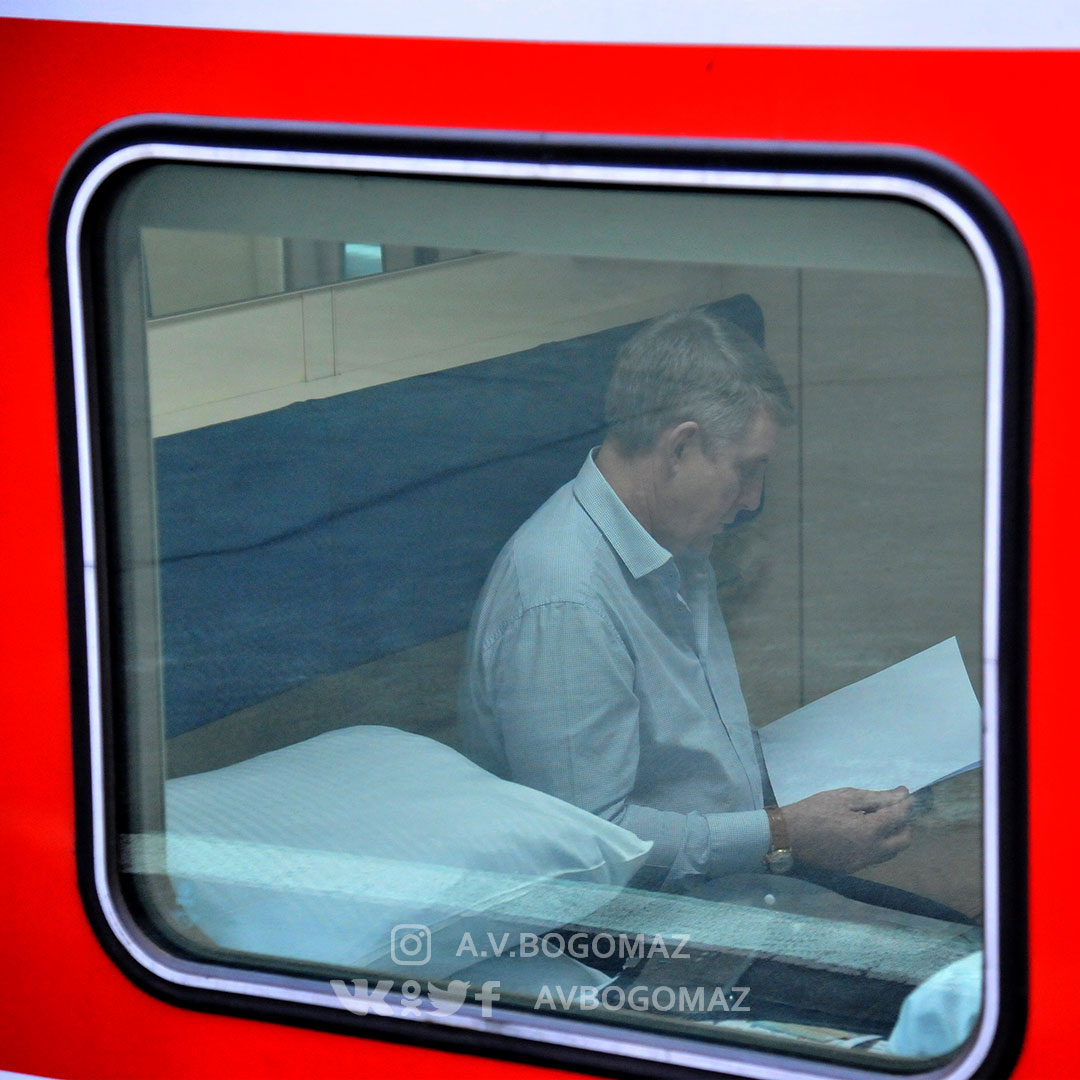 Брянский губернатор отправился в Москву на двухэтажном поезде