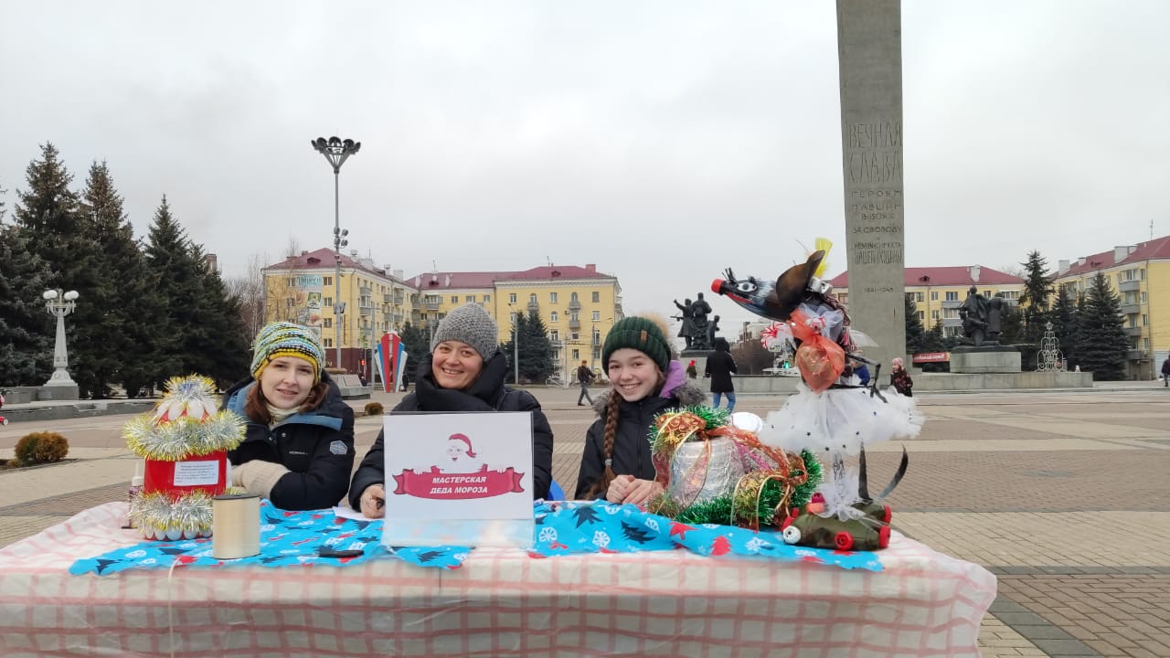 Дед Мороз повесил на городскую елку шары с желаниями брянцев •  БрянскНОВОСТИ.RU