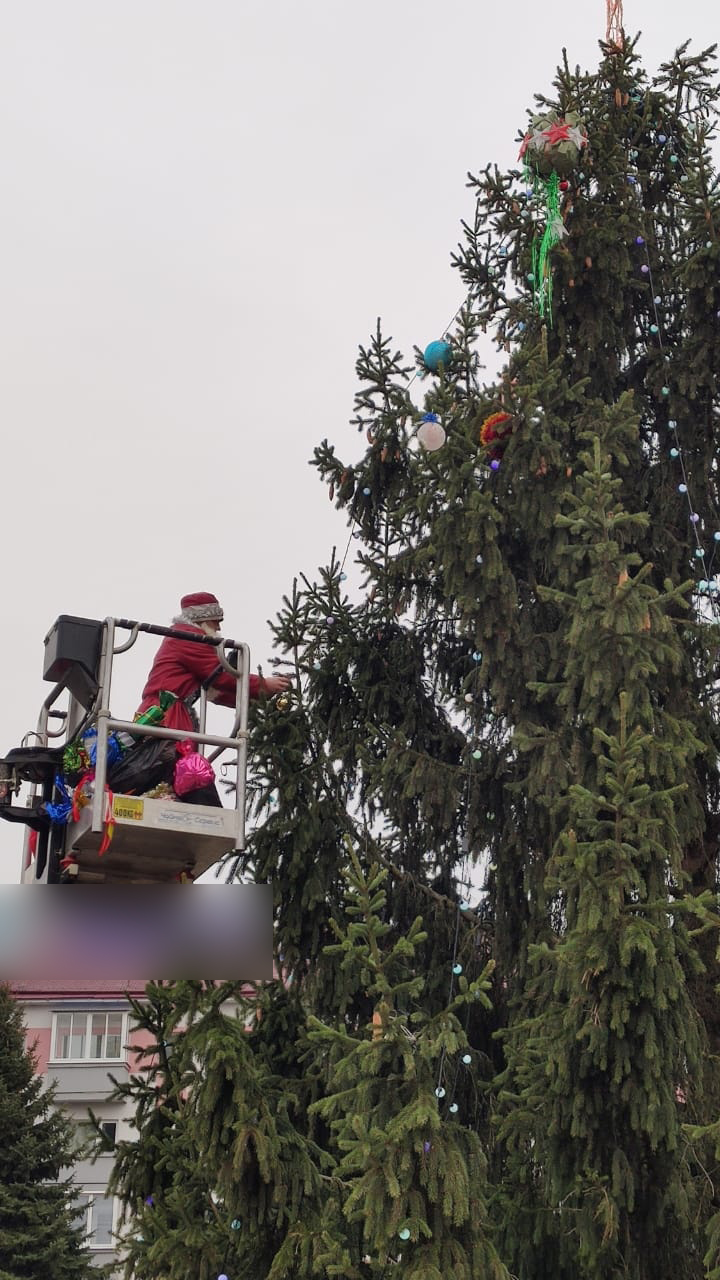 Дед Мороз повесил на городскую елку шары с желаниями брянцев