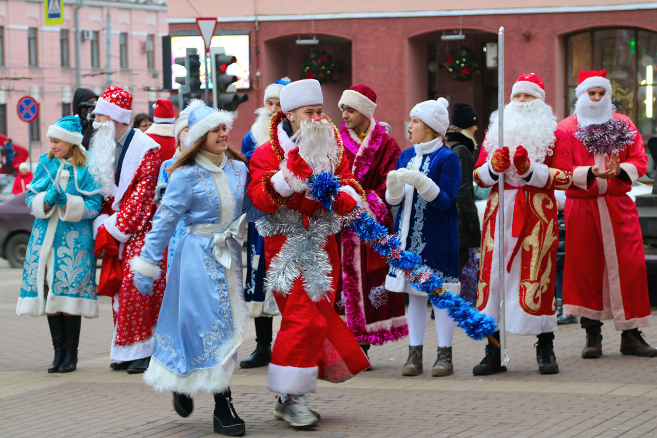 Самые-самые Деды Морозы открыли главную елку Брянска