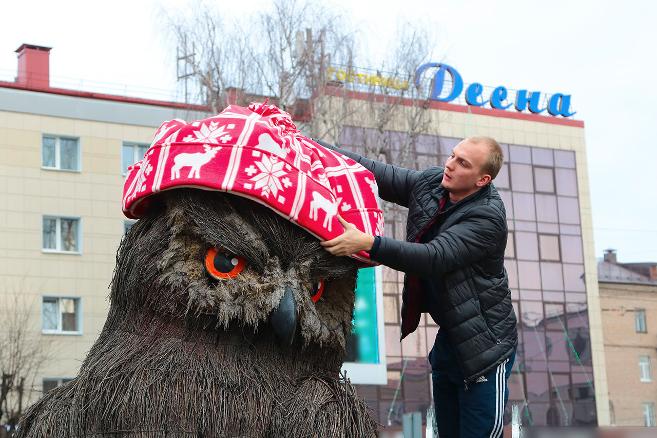 В центре Брянска повесят 50 огромных снежинок, а топиарного филина нарядили в новогоднюю шапку