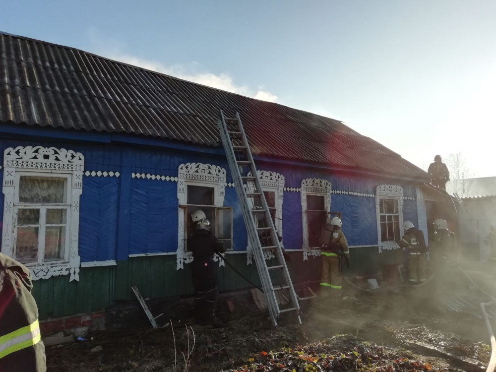 Сегодня в брянском районе. Пожар дома в Брянске Фокинский район. Пожар в Брянске сегодня в Фокинском районе. Пожар Брянск Фокинском. В Фокинском районе пожар.