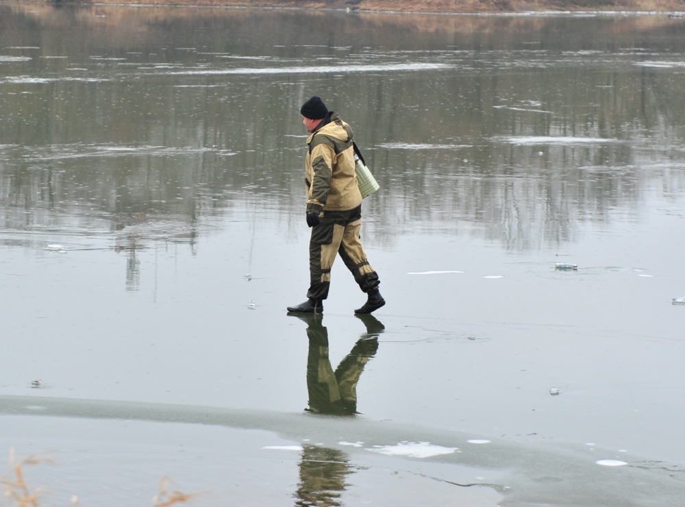 Проваливался, но снова пойду: бесстрашных рыбаков в Брянске тонкий лед не останавливает