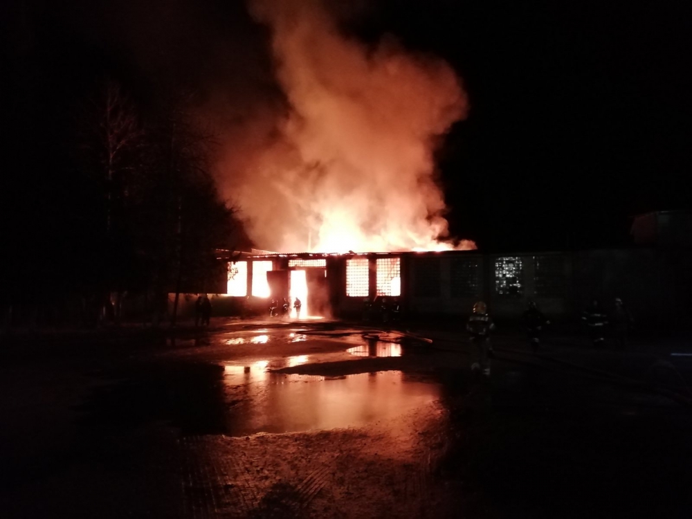 В Фокинском районе Брянска загорелся склад