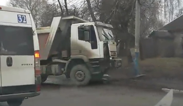 В Брянске самосвал протаранил столб