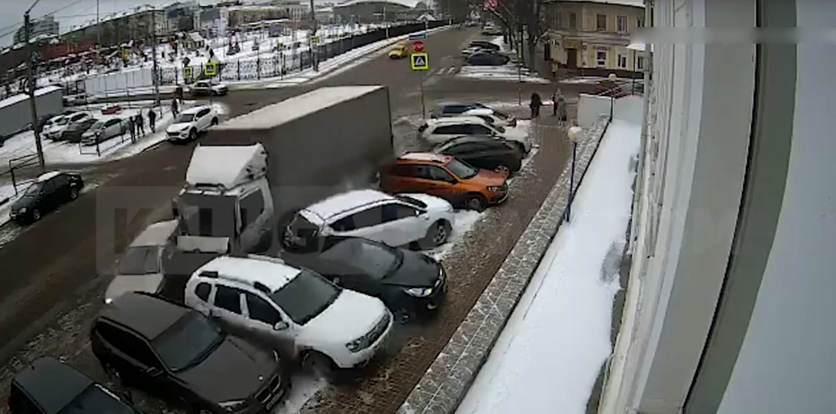 В Калуге сняли на видео, как брянский водитель снес 10 автомобилей