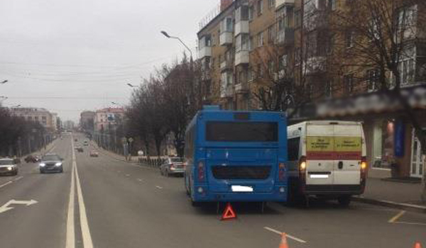 В Брянске автобус попал в ДТП. Пострадали две женщины