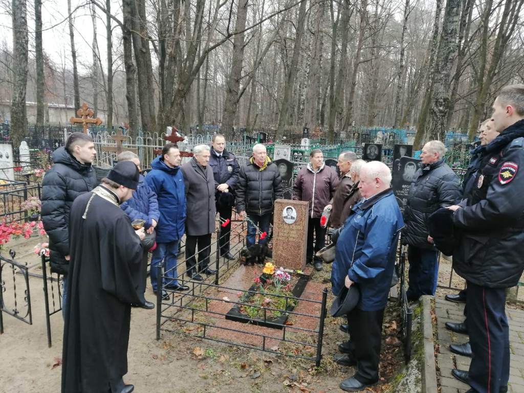 Брянские полицейские почтили память боевых товарищей