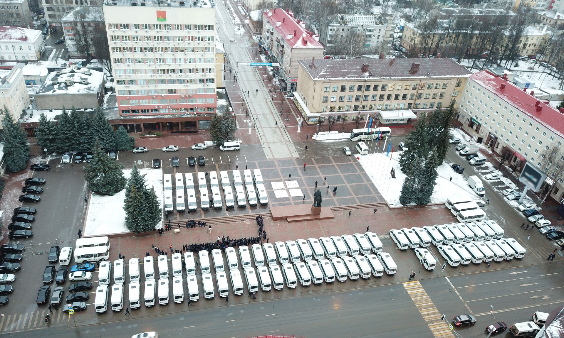 Сегодня в Брянске автотранспортникам региона вручили ключи от новых автобусов
