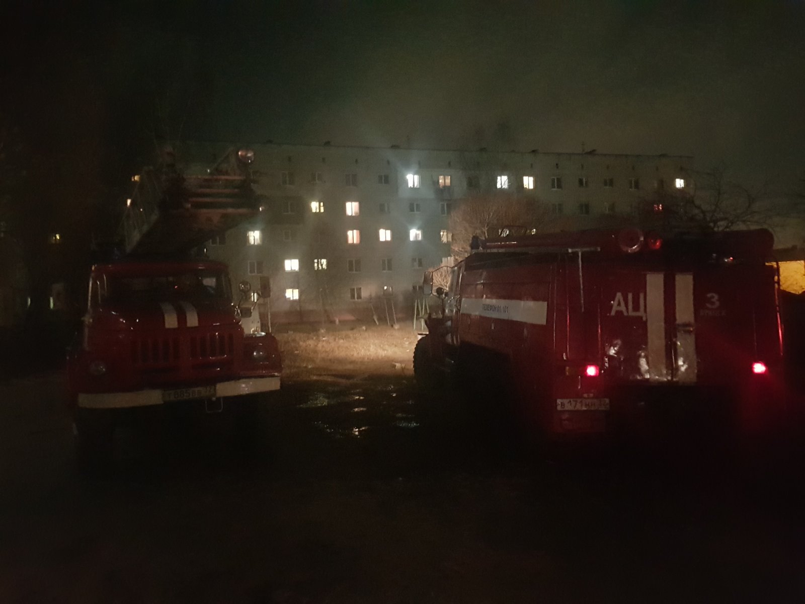 Из горящей многоэтажки в Брянске пожарные спасли семь человек