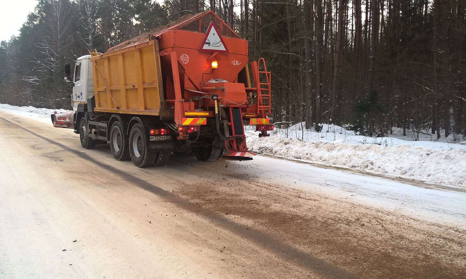 В Брянской области после снегопада расчистили около пяти тысяч километров дорог