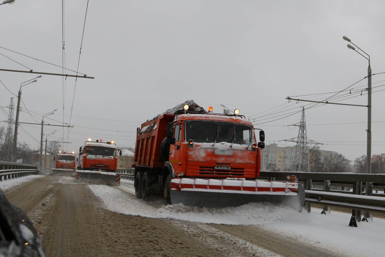 Улицы Брянска от снега чистят 80 машин