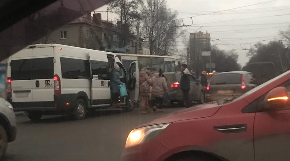 Утром в Брянске маршрутка попала в ДТП