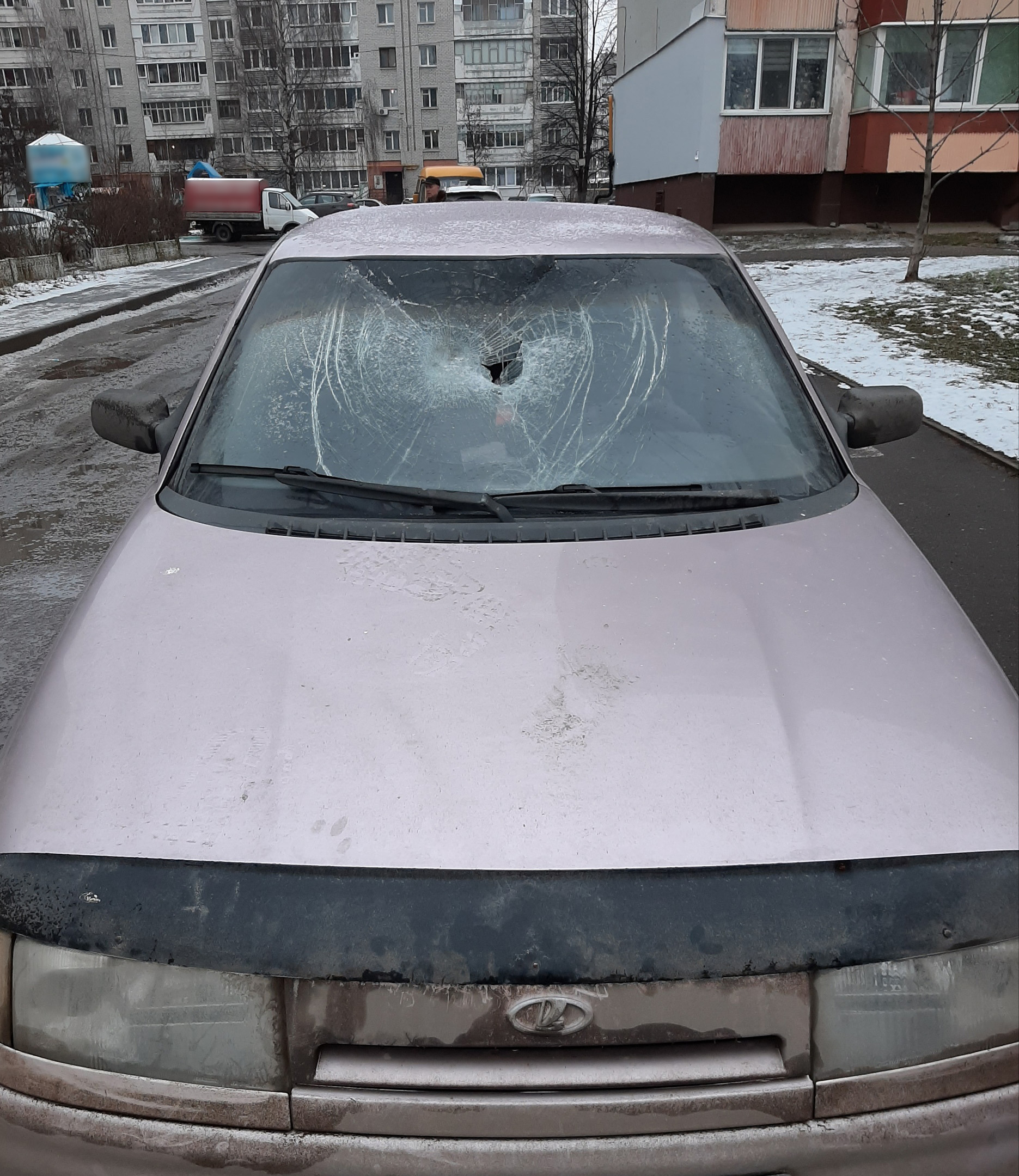 В Брянске неизвестный разбил стекло автомобиля