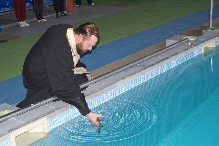 В Погаре на Крещение освятили воду в бассейне