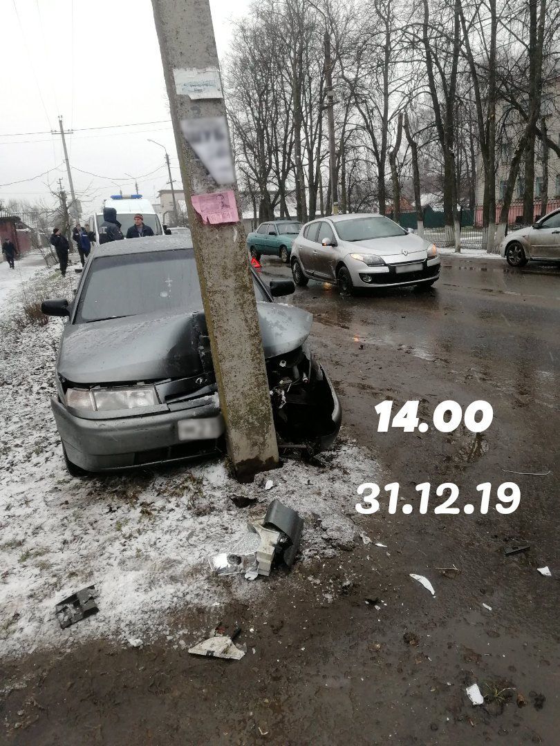 Влетевший в столб водитель из Новозыбкова получил сотрясение мозга