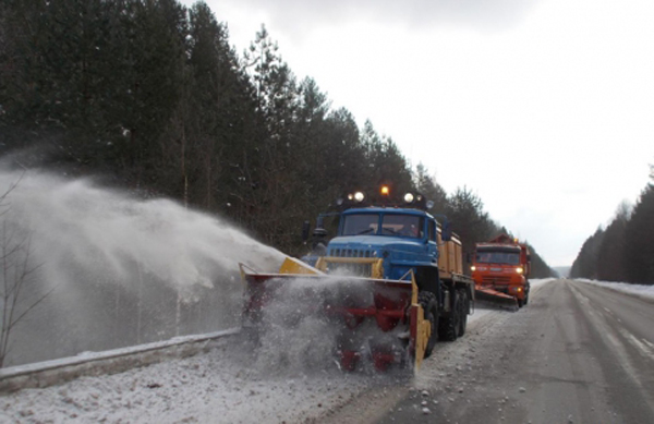 Брянская область дождалась снега. Ночью на дороги вышли 79 снегоуборочных машин