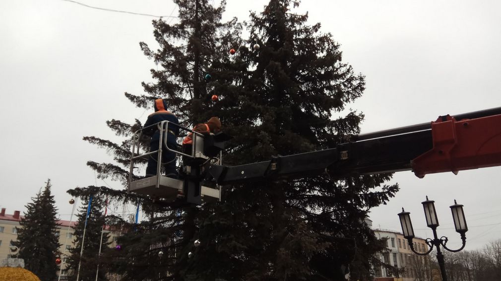 В Брянске начали убирать новогодние елки и украшения