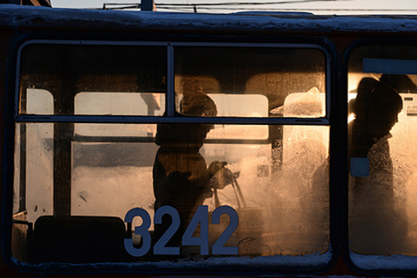 «Коллега» брянского кондуктора выгнала школьницу из троллейбуса из-за нехватки рубля на проезд
