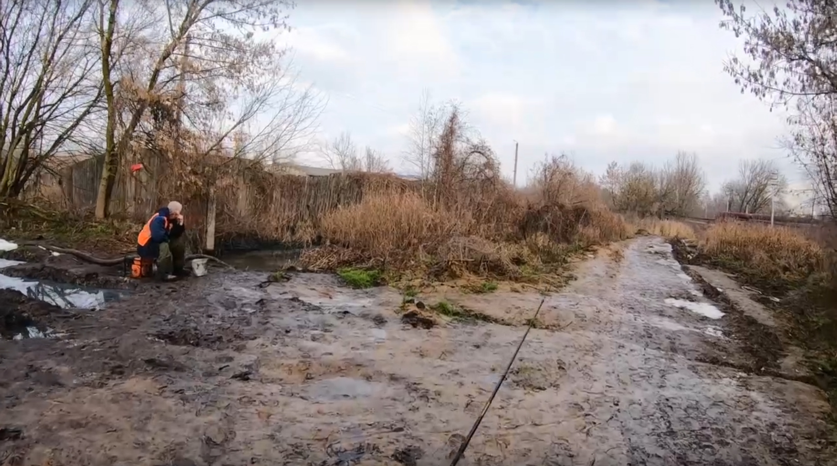 В Клинцах зловонные стоки с кожевенного завода сливают в реку