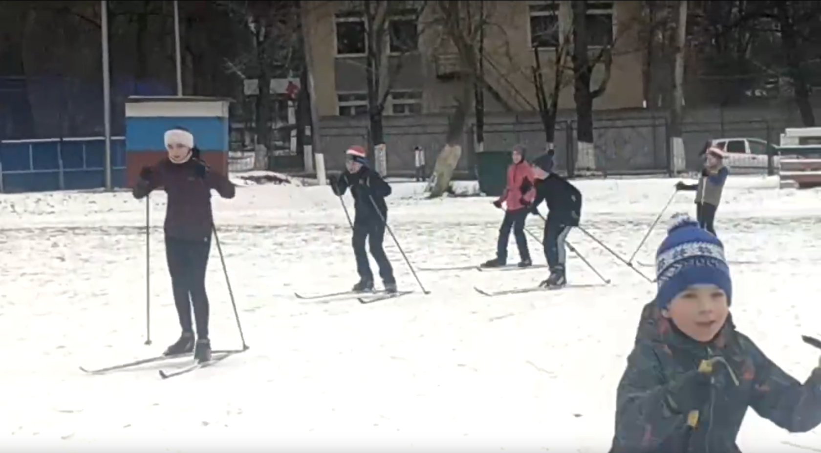 Выпавший в Брасовском районе снег дал возможность детворе покататься на лыжах