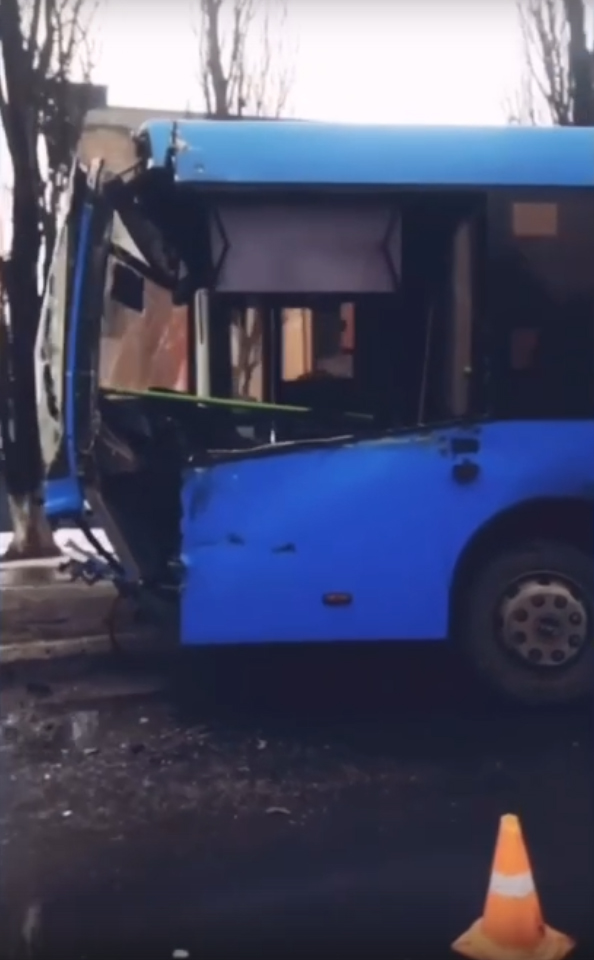 В сети появилось видео с места аварии автобуса и грузовика в Брянске