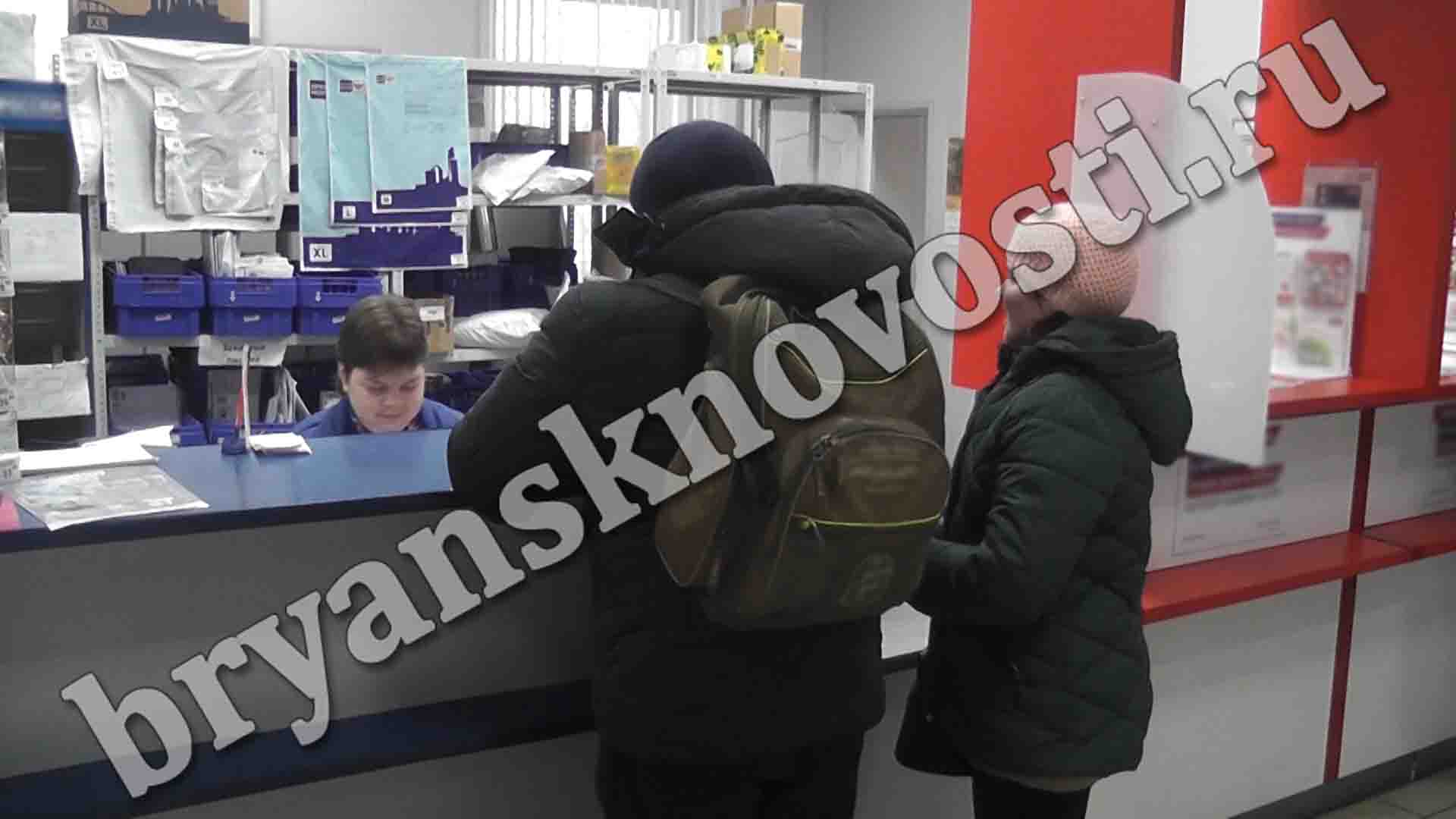 В Новозыбкове опасаются вдыхать воздух из посылочных ящиков