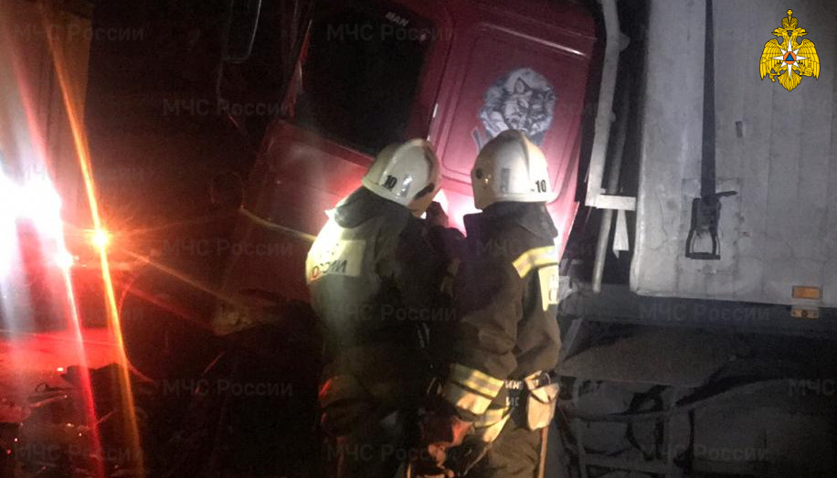 Спасатели МЧС деблокировали пострадавшего в ДТП в Комаричском районе