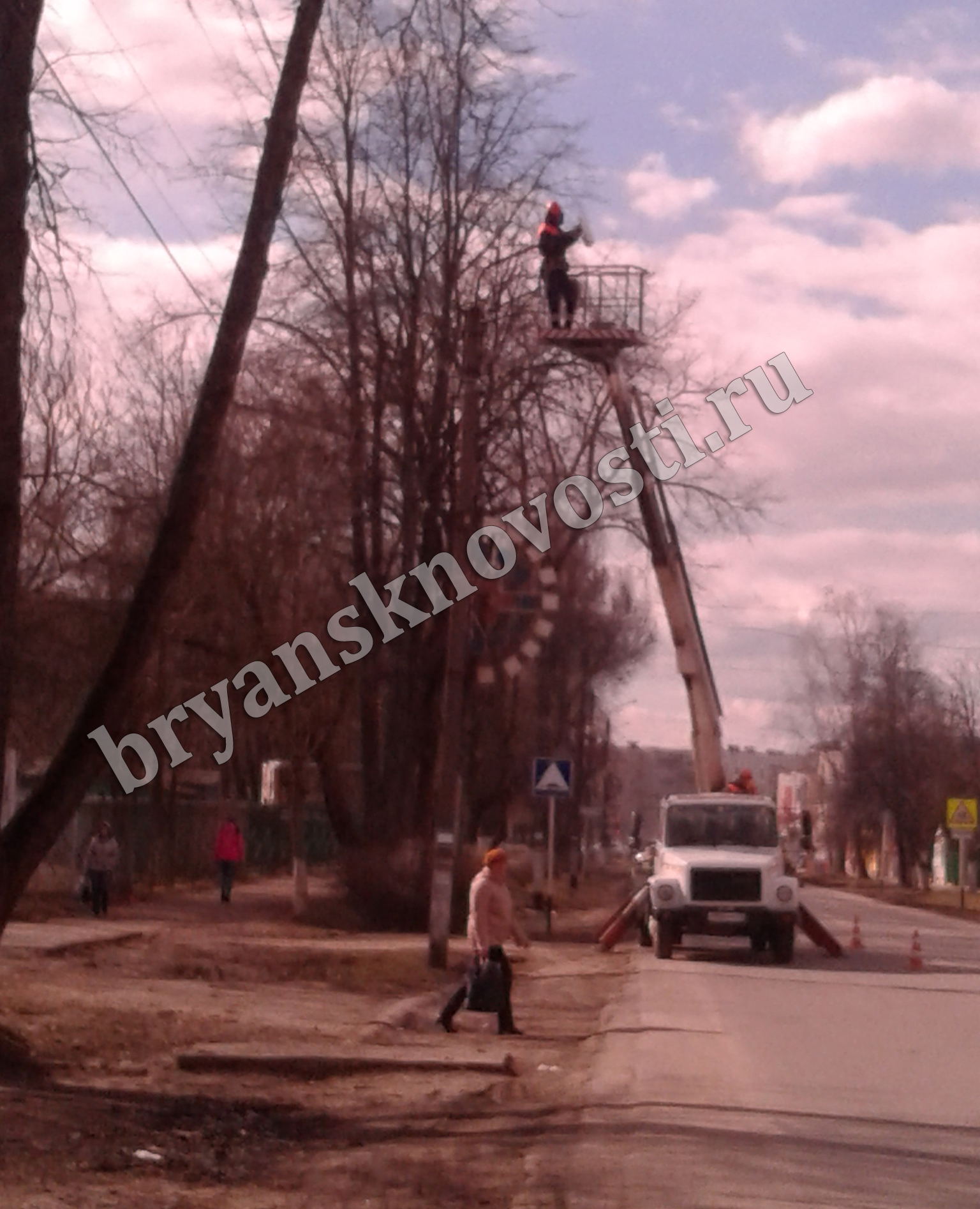 В Новозыбкове на улице Володарского включили фонарь и обещают частичный  ремонт • БрянскНОВОСТИ.RU