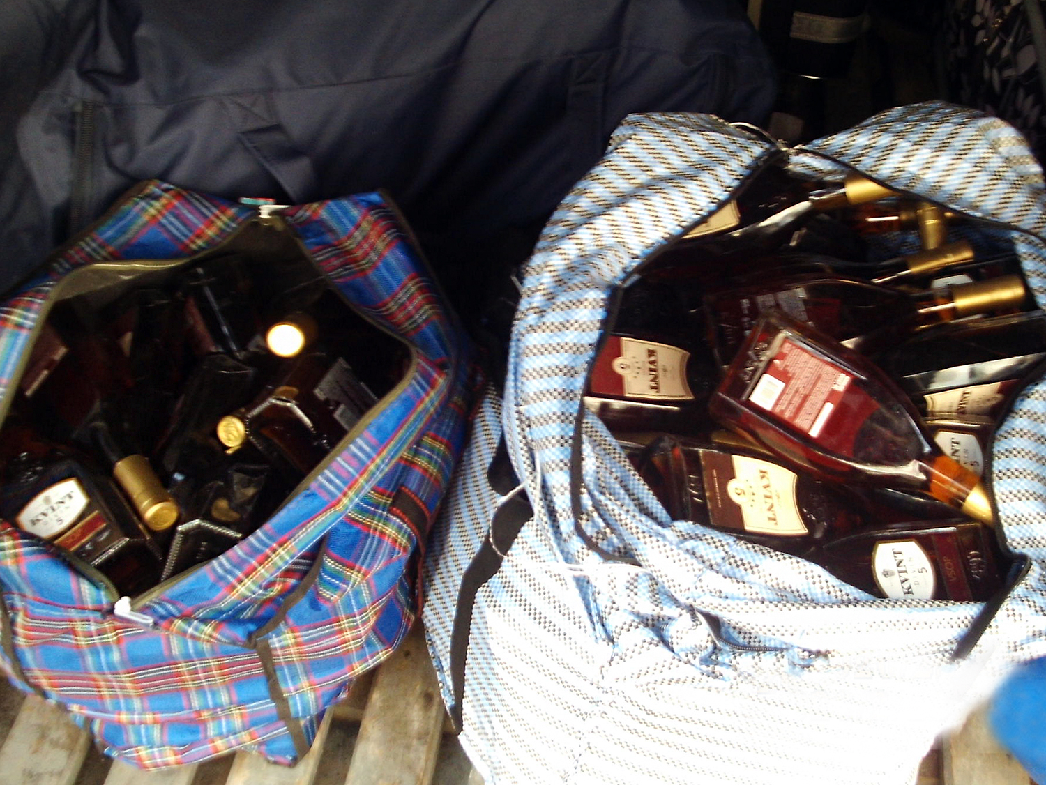 На Брянской таможне задержали молдаванина с 88 бутылками конька