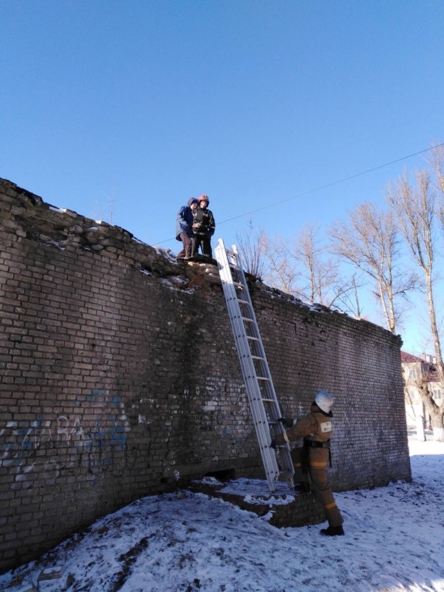 В Брянске спасатели помогли подростку спуститься с крыши котельной