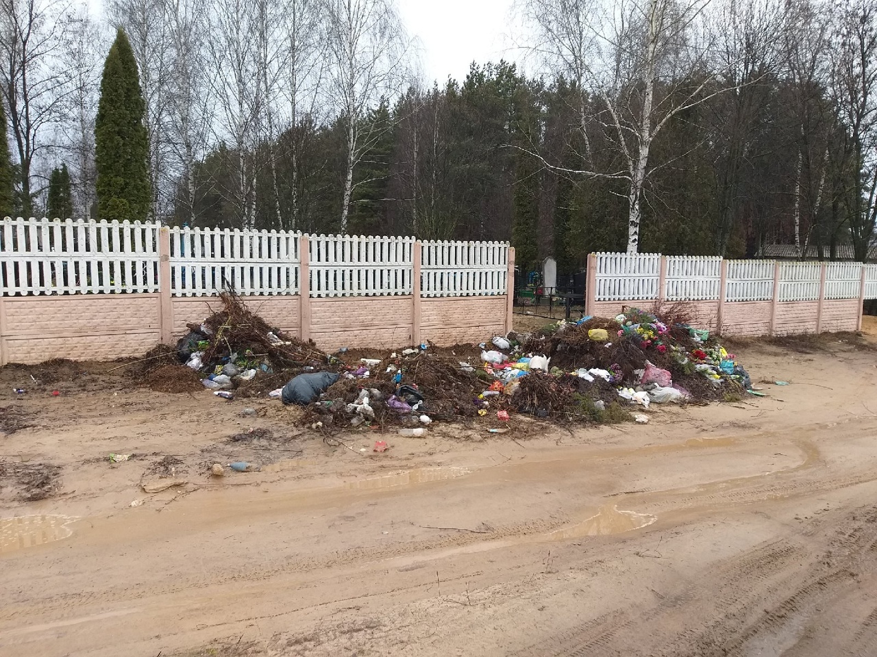 Весна придёт, мусор всплывёт: возле кладбища в Клинцах нашли огромную свалку