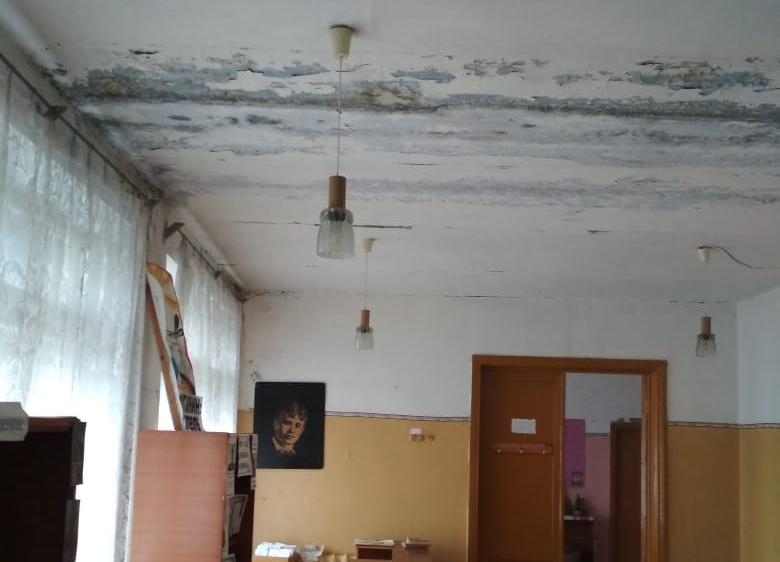 С печным отоплением и «дырявой» кровлей – ДК в климовских селах требуют срочного ремонта
