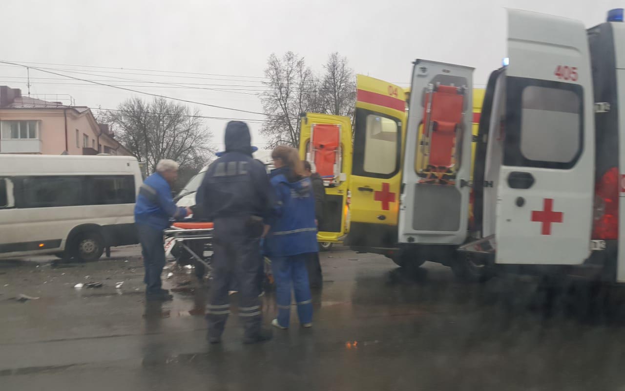 Шесть человек пострадали при столкновении «скорой» и маршрутки в Брянске