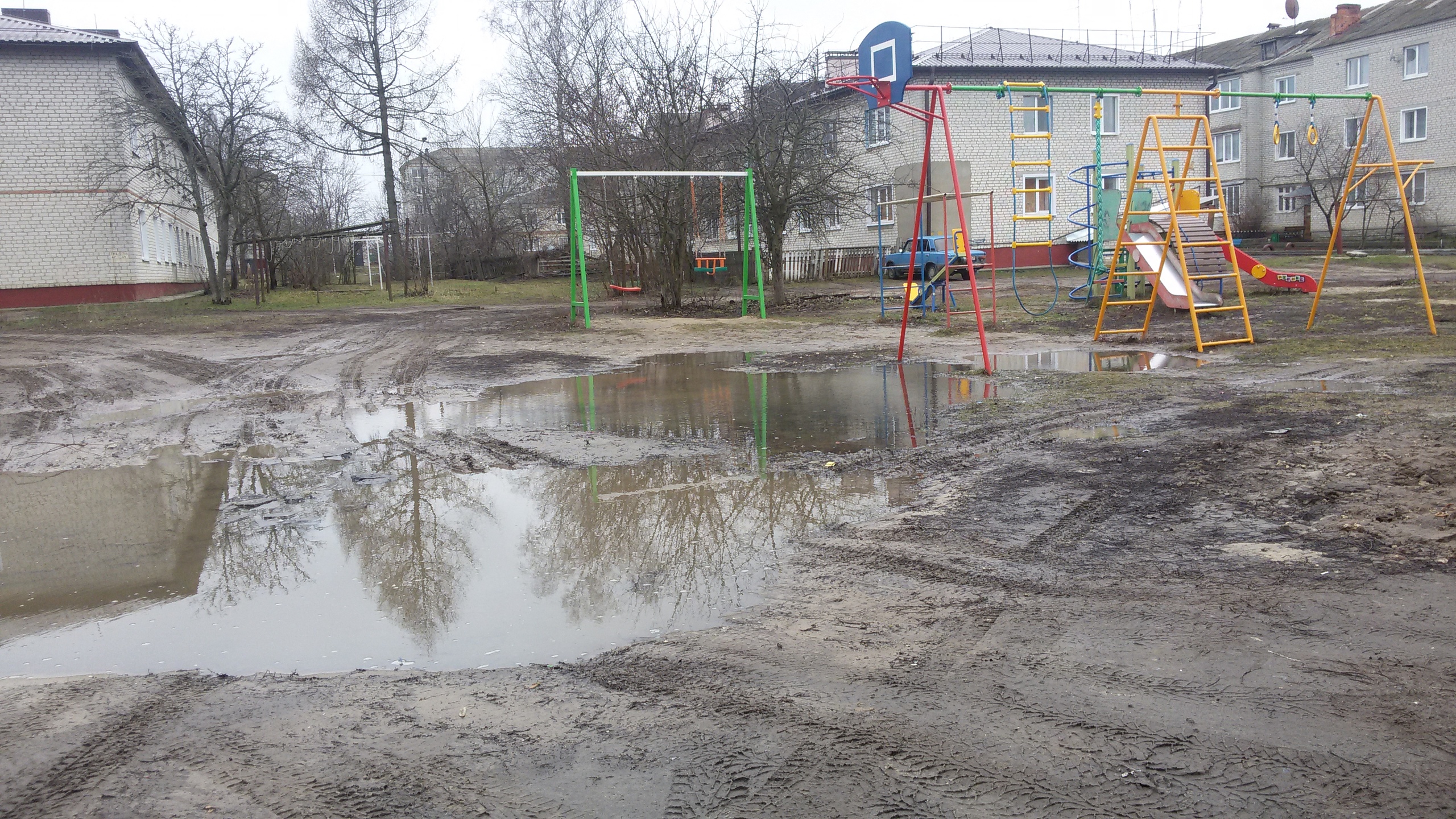Новая детская площадка в Климово утопает в лужах