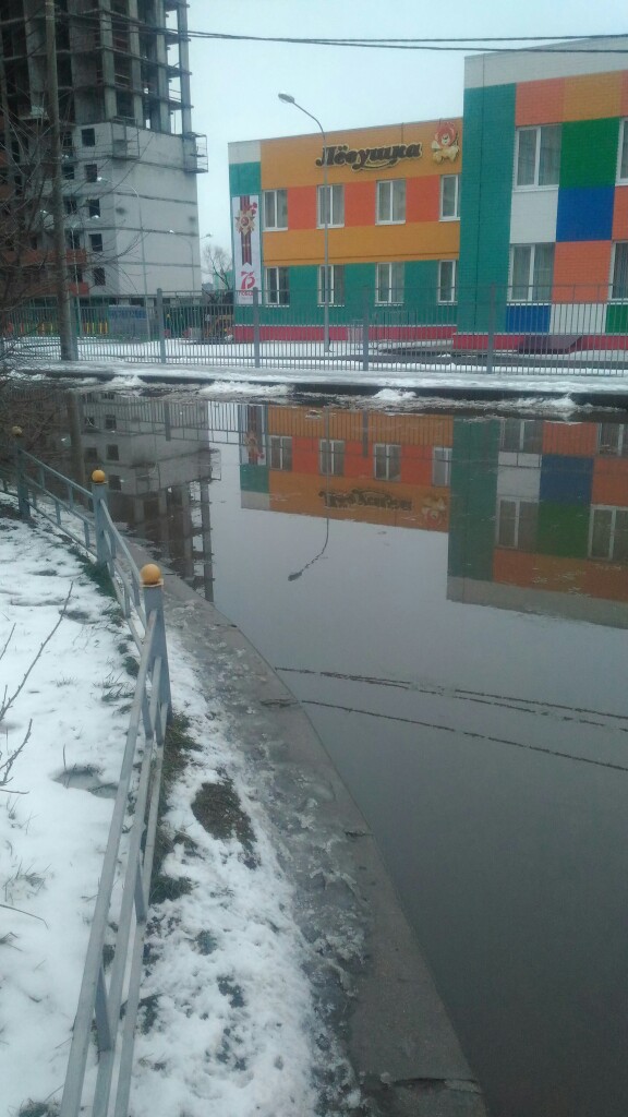 В Брянске возле открытого Валентиной Матвиенко детского сада вновь затопило проезжую часть