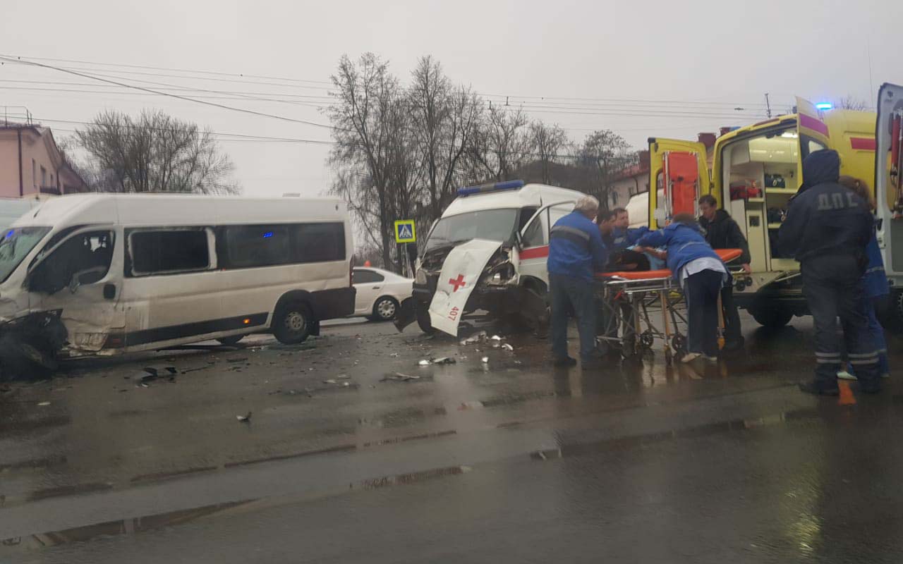 В Брянске столкнулись «скорая» и маршрутка. Есть пострадавшие