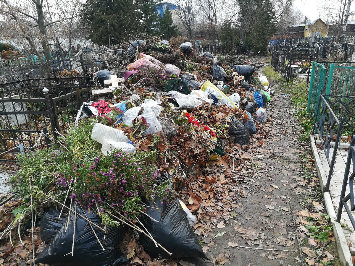 С кладбищ Брянска вывезли более 11 тысяч кубометров мусора