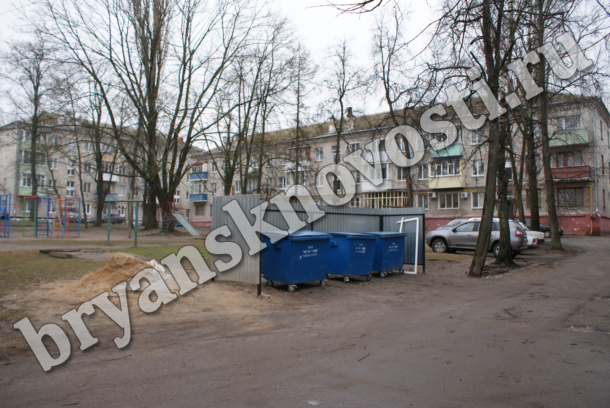 В Новозыбкове контейнерные площадки для сбора отходов обзаводятся «шторками»