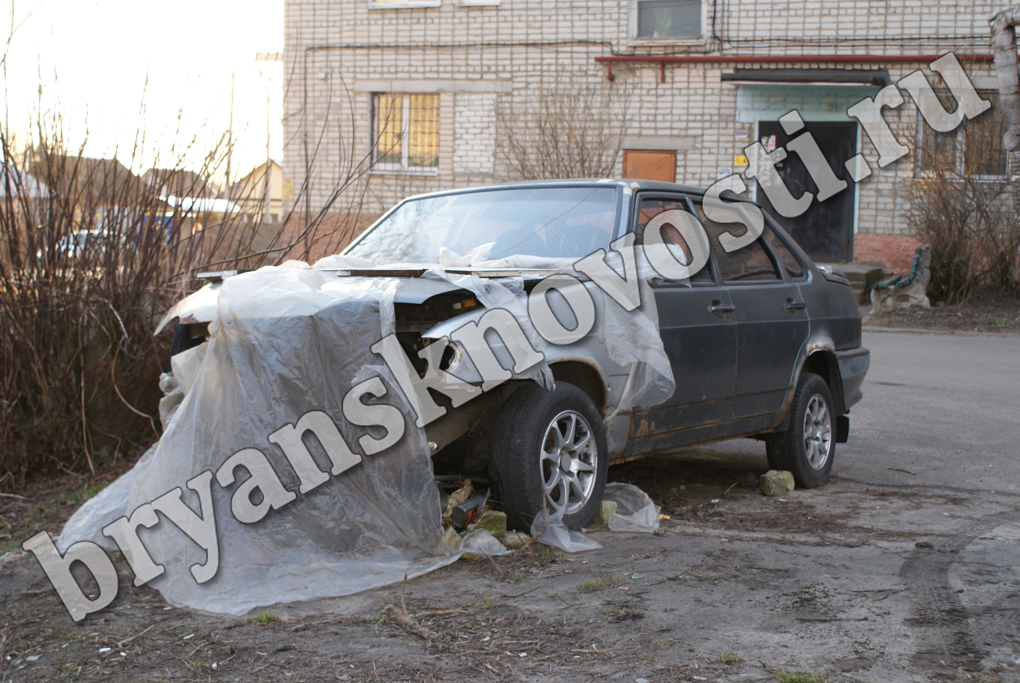 В Новозыбкове горожане недоумевают, кто уродует припаркованные автомобили